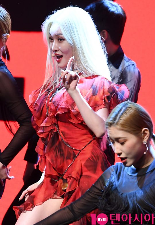 가수 청하가 24일 오후 서울 신수동 서강대학교 메리홀에서 열린 네 번째 미니앨범 ‘플러리싱(Flourishing)’ 발매 기념 쇼케이스에 참석해 멋진 공연을 선보이고 있다.