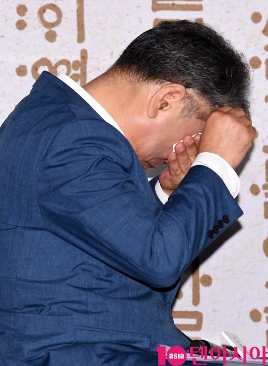 조철현 감독이 25일 오전 서울 중구 을지로 메가박스 동대문에서 열린 영화 ‘나랏말싸미’ 제작보고회에서 글자를 모르는 게 평생 한이었던 어머니를 생각하며 눈물을 훔치고 있다.