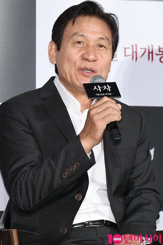 배우 안성기가 26일 오전 서울 자양동 롯데시네마 건대입구에서 열린 영화 ‘사자’ 제작보고회에 참석해 인사말을 하고 있다.