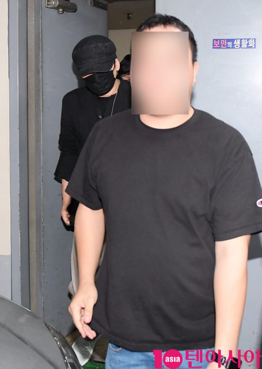 외국인 투자자를 상대로 성 접대를 했다는 의혹을 받고 있는 양현석 전 YG엔터테인먼트 대표가 27일 새벽 서울지방경찰청 광역수사대에서 참고인 조사를 마치고 나오고 있다.