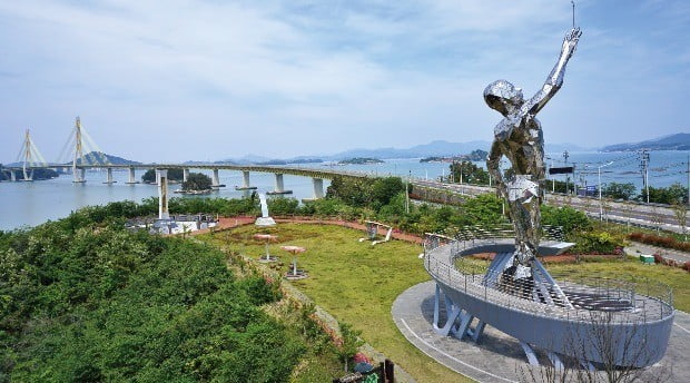 거금도휴게소 옥상전망대에서 바라본 거금대교, 한국관광공사 제공 