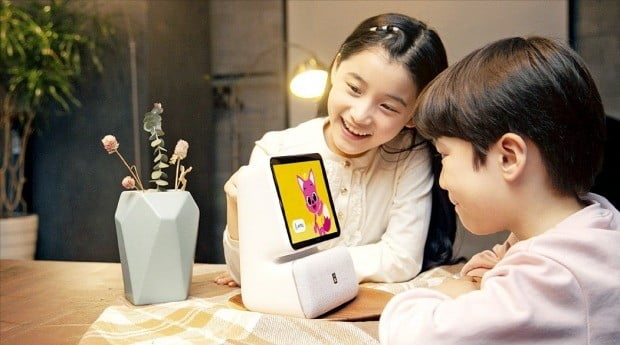 SK텔레콤은 디스플레이를 장착한 인공지능(AI) 스피커인 ‘누구 네모’를 선보였다. 어린이들이 누구 네모를 활용해 ‘핑크퐁 놀이학습’을 하고 있다. SK 제공