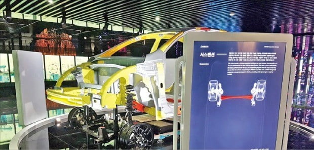 서울 대치동 포스코센터 스틸갤러리에 다양한 기가스틸이 접목된 전기차 모델이 전시돼 있다.  포스코 제공
