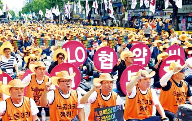 < 도로 점거하고 “ILO협약 비준하라” > 전국민주노동조합총연맹과 ILO긴급공동행동이 지난 1일 서울 대학로 일대에서 국제노동기구(ILO) 핵심협약을 조건 없이 비준하라고 촉구하는 집회를 열었다. 이들은 “정부가 ILO 핵심협약 비준을 법 개정과 엮어 지연시키거나, 노동 관련법·제도 개악을 시도하는 행위를 중단해야 한다”고 주장했다. 집회 참가자들이 구호를 외치고 있다.  /허문찬 기자 sweat@hankyung.com 