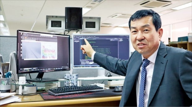 박경열 한국공간정보산업협동조합 이사장이 안개교통사고 예방과 관련한 두 대의 카메라 원리를 설명하고 있다. 