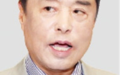 귀국한 김병준 "정치서 발 빼기 쉽겠나"