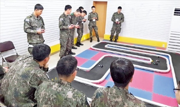 육군 장병들이 일과 시간을 마친 뒤 창업동아리 활동의 일환으로 모형 자동차의 시운전을 하고 있다.  /육군 제공