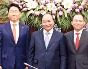 최태원 SK그룹 회장(왼쪽)은 지난 5일 베트남 하노이 총리공관에서 응우옌쑤언푹 베트남 총리(가운데)와 팜?브엉 빈그룹 회장을 만나 전략적 파트너십 강화 방안을 협의했다.  /SK그룹 제공 