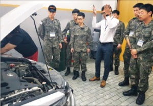 육군 장병들이 취업동아리에서 자동차 정비와 관련된 수업을 듣고 있다.  /육군 제공 