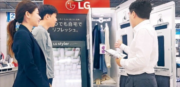 일본 도쿄에 있는 요도바시카메라 아키바점에서 매장 직원이 고객에게 LG 트롬 스타일러를 소개하고 있다.  /LG전자 제공 