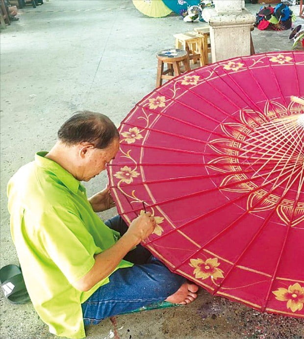 아세안 10개국의 다양한 디자인·라이프스타일 제품을 소개하는 아세안 위크가 이달 14일부터 서울광장에서 열린다. 사진은 태국의 전통문양이 새겨진 우산.  한·아세안센터 제공 