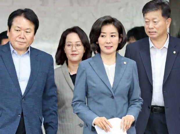 나경원 자유한국당 원내대표가 7일 국회에서 열린 원내대책회의에 참석하기 위해 회의장에 들어서고 있다. 왼쪽부터 정양석 원내수석부대표, 김현아 대변인, 나 원내대표, 김명연 의원.  /연합뉴스 