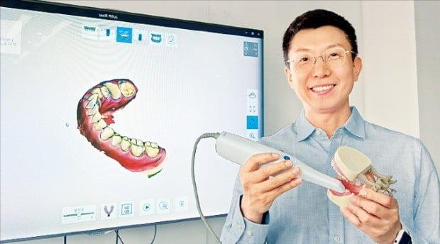 장민호 메디트 대표가 치과용 3차원(3D) 스캐너에 대해 설명하고 있다.  /심성미 기자 