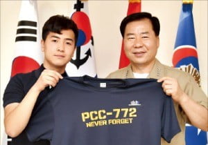 천안함 티셔츠 판매수익금 1000만원 해군에 기부