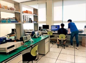 연구원들이 계명대 의료기기공용기술 활용촉진센터에서 시제품을 제작하고 있다. /계명대 제공