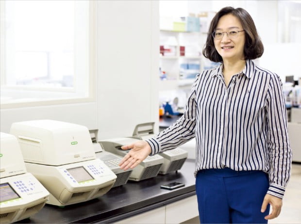 박희경 시선바이오머티리얼스 대표가 대전 관평동 본사에서 진단 제품을 설명하고 있다.  /시선바이오머티리얼스 제공
 