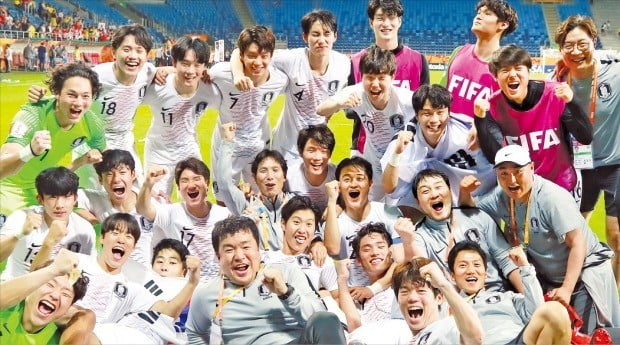 20세 이하(U-20) 축구 대표팀 선수들이 12일(한국시간) 폴란드 루블린의 루블린경기장에서 열린 2019 폴란드 FIFA U-20 월드컵 준결승전에서 에콰도르를 1-0으로 제압한 뒤 경기장에 앉아 환호하고 있다.  /연합뉴스 