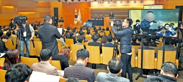 주기적 감사인 지정제 시행으로 내년부터 외부감사인이 대거 교체되면서 ‘비적정’ 감사의견을 받는 기업이 속출할 것이란 우려가 커지고 있다. 2018사업연도 감사보고서에서 비적정 감사의견을 받은 뒤 매물로 나온 아시아나항공의 지난 3월 주주총회 모습.  /한경DB 