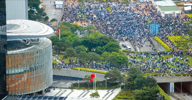 홍콩 대규모 시위, "범죄인 송환법은 자치권 포기"…중국을 향한 분노