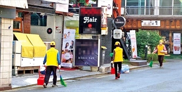 서울 마포구의 어르신일자리 사업 참여자들이 지난 12일 도화동 먹자골목을 청소하고 있다. 이 사업은 노인들에게 매주 월·수·금요일 오전 6시30분부터 8시까지 미화업무를 맡기는 공공근로의 하나다.  /김익환 기자 