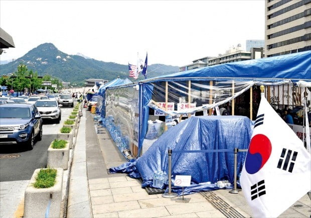 대한애국당이 서울 광화문광장에 불법천막을 설치하고 한 달 넘게 점거 중이다. 이들은 2017년 3월 10일 박근혜 대통령 탄핵 반대 집회에 참가한 다섯 명이 경찰의 과잉진압으로 사망했다며 진상 조사를 요구하고 있다.  /김범준 기자 bjk07@hankyung.com 