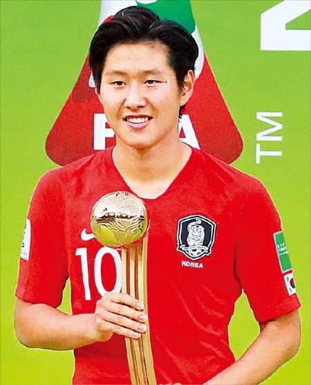 이강인이 16일(한국시간) 폴란드 우치 경기장에서 끝난 2019 국제축구연맹(FIFA) 20세 이하(U-20) 월드컵 결승전에서 대회 최우수선수(MVP)상 격인 골든볼을 수상했다. FIFA 주관 대회에서 한국 남자 선수가 골든볼을 받은 건 처음이다.   /연합뉴스 