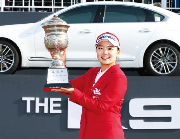 이다연이 16일 기아자동차 한국여자오픈을 제패한 뒤 우승컵을 들어보이며 환하게 웃고 있다.생애 첫 메이저 우승을 신고한 이다연은 내년도 LPGA 기아클래식 대회 출전권도 받았다.    /KLPGA 제공 