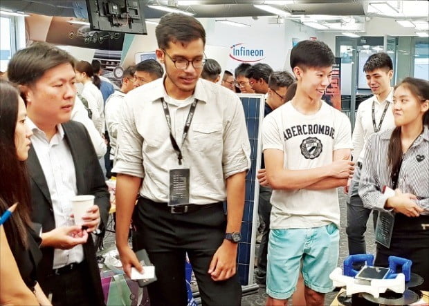 LG전자와 독일 인피니언이 17일(현지시간) 싱가포르 인피니언 본사에서 해커톤 행사를 열었다. 한 스타트업 관계자가 관람객들에게 사물인터넷(IoT) 서비스를 소개하고 있다.  /LG전자  제공 