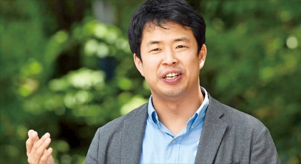 홍석원 한경필하모닉 신임 음악감독은 지난 18일 인터뷰에서 “대중성과 예술성을 동시에 추구하는 프로그램으로 한경필의 레퍼토리를 확장해 갈 것”이라고 말했다. /신경훈 기자  khshin@hankyung.com 