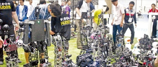 국민대 휴머노이드 로봇 동아리 학생들이 로봇들을 살펴보고 있다.  /국민대  제공 