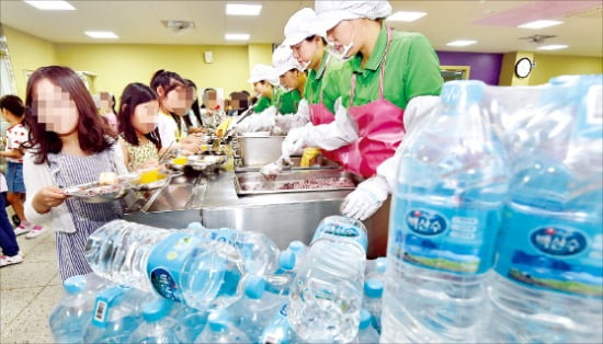 생수 수북이 쌓인 인천 초등학교. 붉은 수돗물이 나와 급식에 차질을 빚고 있는 인천 서구의 한 초등학교 급식실에 생수병이 쌓여 있다. 연합뉴스