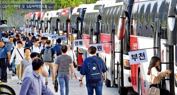 주 52시간제가 시행되면서 업무 효율성을 높이기 위해 고민하는 기업들이 늘고 있다. 사진은 오후 5시30분 서울 마곡동 LG사이언스파크 앞에서 퇴근한 연구원들이 셔틀버스를 타러 가고 있는 모습이다. 마곡동 일대는 이때부터 교통정체가 시작된다.  한경DB 