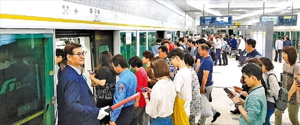 광역 교통망이 열악한 파주, 양주, 안산 등 수도권 외곽지역에 잇따라 새 교통노선이 개통되거나 착공에 들어간다. 김포시민들이 지난달 열린 김포도시철도 시승식에서 열차에 탑승하고 있다.  /김포시청 제공 