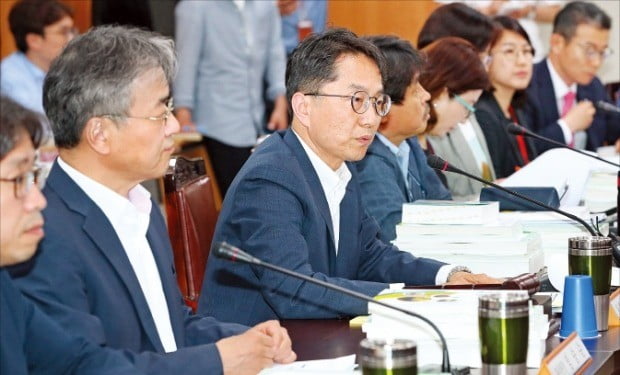 박준식 최저임금위원장(왼쪽 세 번째)이 19일 정부세종청사에서 열린 최저임금위원회 제3차 전원회의에서 인사말을 하고 있다.  /연합뉴스 