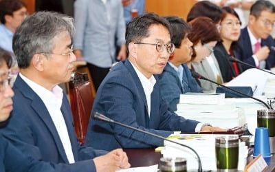 경영계 "최저임금 동결" 절박한 호소에…노동계 "계속 주장땐 회의 진행 못한다"