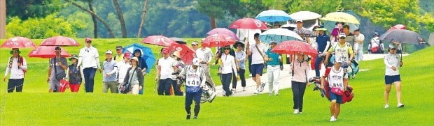 한국여자프로골프(KLPGA)투어 ‘BC카드·한경 레이디스컵 2019’가 막을 올린 20일 대회장인 경기 포천시 군내면 포천힐스CC에 평일임에도 갤러리들의 발길이 이어졌다. 갤러리들이 최혜진, 조정민, 박지영 등 스타골퍼들을 따라 홀을 이동하고 있다.  /포천힐스CC=이승재 한경매거진 기자 fotoleesj@hankyung.com 