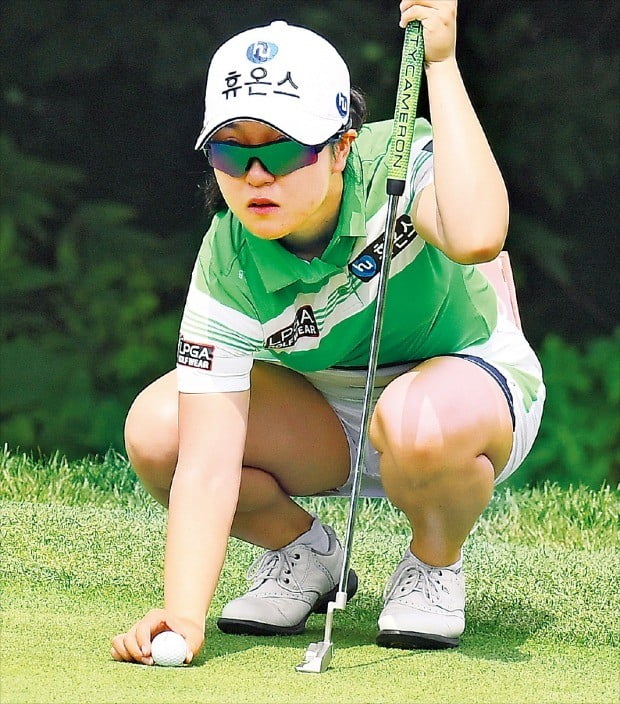 이승연이 20일 경기 포천시 포천힐스CC에서 열린 한국여자프로골프(KLPGA)투어 ‘BC카드·한경 레이디스컵 2019’ 1라운드 17번홀에서 퍼트를 준비하고 있다. 이승연은 이날 트리플 보기를 기록하고도 7언더파를 쳐 단독 선두에 올랐다. 그는 이번 대회에서 시즌 2승에 도전한다. 
 /포천힐스CC=강은구 기자 egkang@hankyung.com