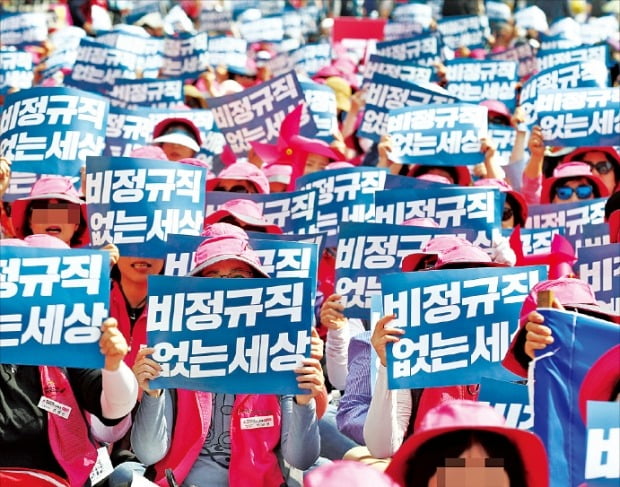 한국 노동시장에서 정규직과 비정규직 간 양극화가 심화됨에 따라 ‘동일노동’ ‘동일보상’을 요구하는 비정규직 노동자들의  목소리가 높아지고 있다. 