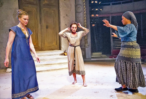 2014년 영국 런던 올드빅극장에서 공연된 연극 ‘엘렉트라’에서 배우 리즈 화이트가 크뤼소테미스 역(왼쪽)을, 크리스틴 스콧 토머스가 엘렉트라 역(가운데)을 맡아 열연하고 있다. 