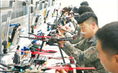 날지 못하는 軍 드론봇…1년 넘게 개념 연구 중