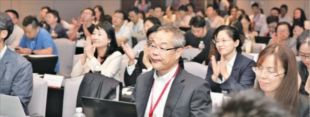 지난 21일 중국 상하이 인터컨티넨탈호텔에서 열린 ‘제4회 중국 화장품 기술 콘퍼런스(SCSCC)’  참석자들이 중국 온·오프라인 화장품 시장에 대한 발표를 듣고 있다.  /코스맥스 제공