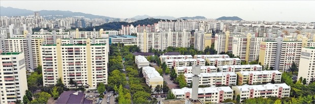 지역·주택형 갈아타기 수요 등에 힘입어 서울 강남권과 여의도·목동에서 최고가를 경신한 아파트가 줄을 잇고 있다. 호가 상승을 기대하고 최근 매물이 부쩍 줄어든 목동 아파트단지.  /한경DB 