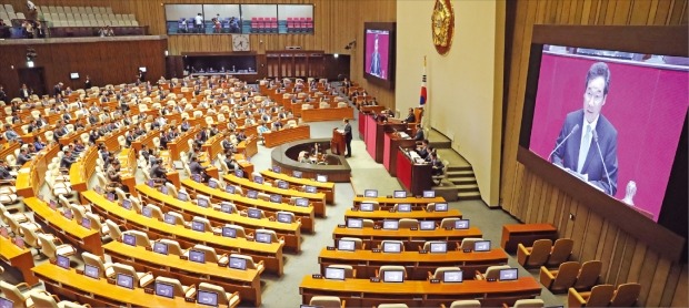 < 이낙연 총리 추경 시정연설…한국당 불참 > 이낙연 국무총리가 24일 국회 본회의에서 자유한국당 의석이 텅 빈 가운데 추가경정예산안 시정연설을 하고 있다. 이날 한국당 의원총회에서 여야 원내대표 합의안에 대한 추인이 불발되면서 한국당 의원들은 시정연설에 불참했다.  /김범준  기자  bjk07@hankyung.com