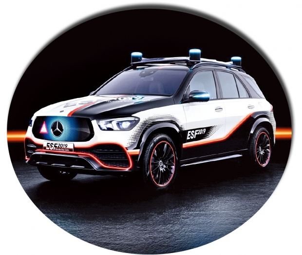 메르세데스벤츠가 최근 공개한 새 안전실험 차량 ‘ESF 2019’. GLE를 토대로 만들었고, 벤츠의 미래 안전기술이 대거 장착됐다. 