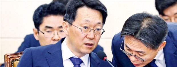김현준 국세청장 후보자가 26일 열린 인사청문회에서 의원들의 질의에 답변하고 있다.  /연합뉴스 