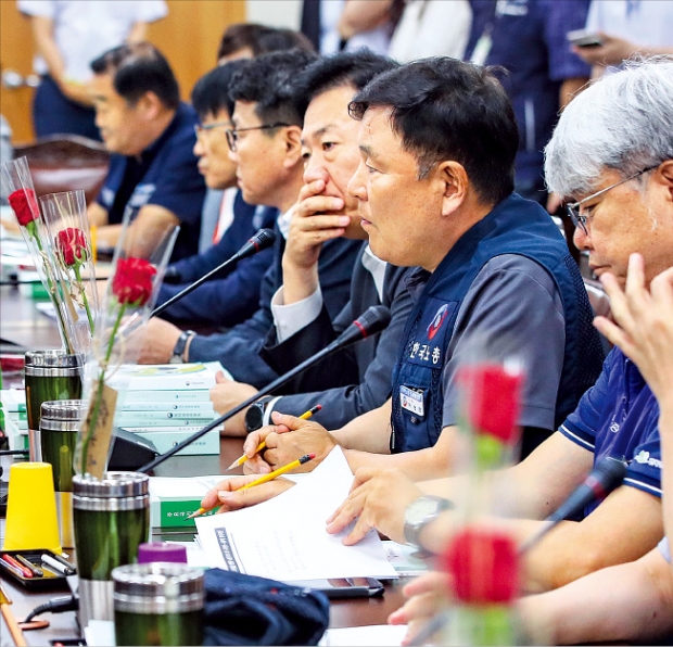 장미꽃 앞에 두고…심각한 최저임금委