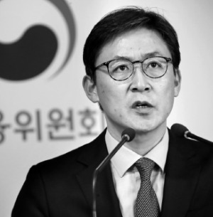 권대영 금융위원회 금융혁신기획단장이 지난 26일 ‘제5차 혁신금융서비스’로 지정한 핀테크 서비스 사례를 설명하고 있다.  /연합뉴스 