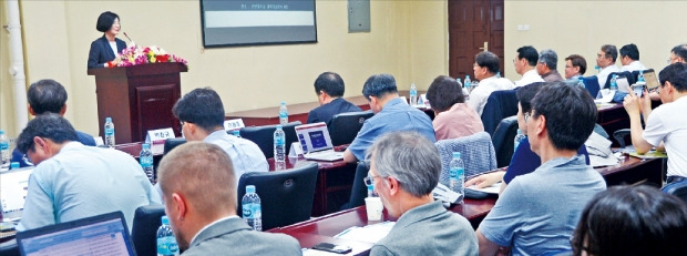 한국경제연구학회, 한국경제학회가 주최하고 한국경제신문사가 후원한 옌볜대 국제콘퍼런스가 ‘동북아 경제협력의 도전과 새로운 접근’을 주제로 27일 중국 옌지 옌볜대에서 열렸다. 이인실 한국경제학회장(서강대 경제대학원 교수)이 인사말을 하고 있다.  /옌지=고경봉 기자 