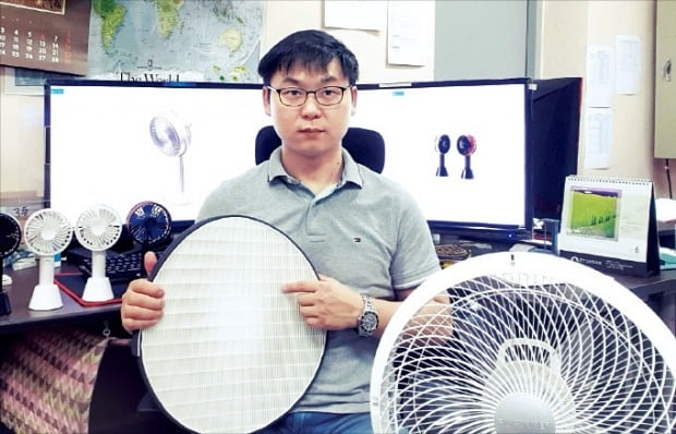 김통일 팬포머 대표가 선풍기 성능을 향상시키는 ‘팬포머 키트’를 설명하고 있다.  /팬포머 제공 