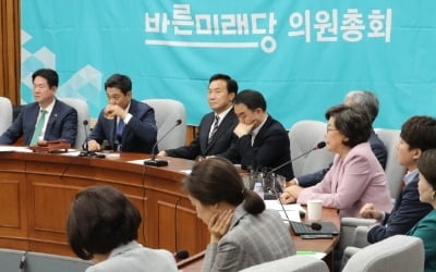 "끼어들지 말라" vs "오죽하면 끼어들겠냐" 또 난장판된 바른미래 의총